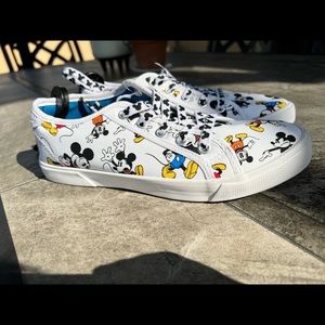 NEW DISNEY PARKS RETRO VINTAGE ALL OVER MICKEY SNEAKER SIZE 6